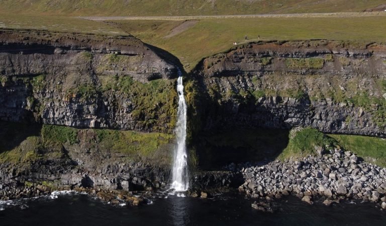 Cascada secreta del norte de Islandia