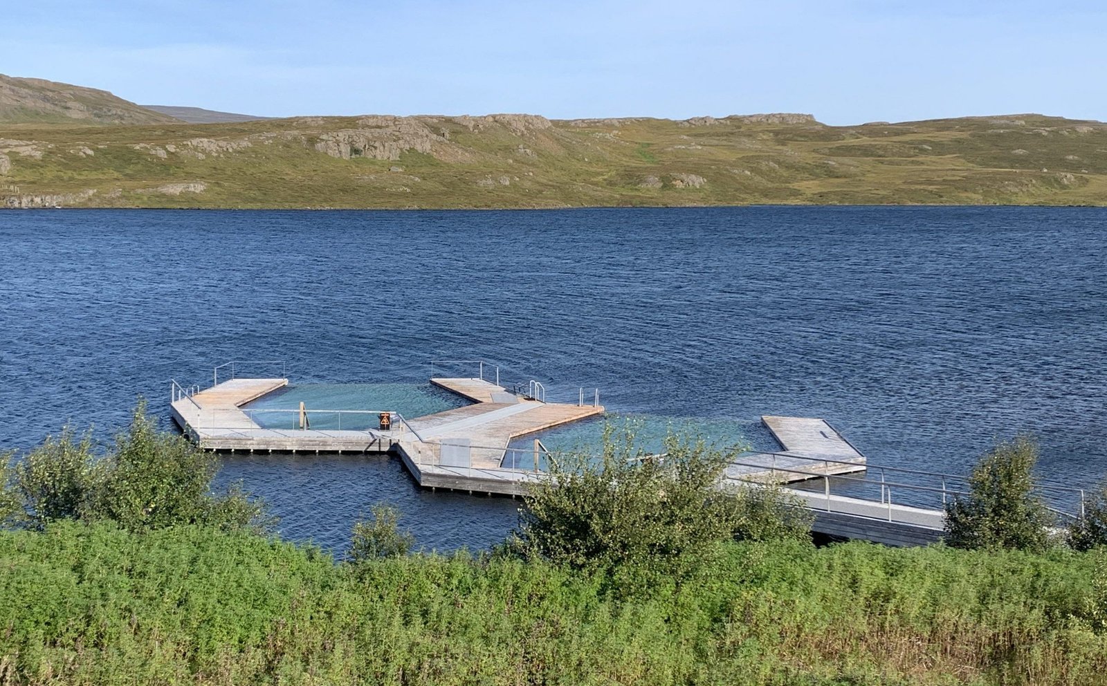 Vök baths, piscinas termales encima de un lago donde puedes darte un chapuzón helado qué hacer en el este de islandia, mejores termas