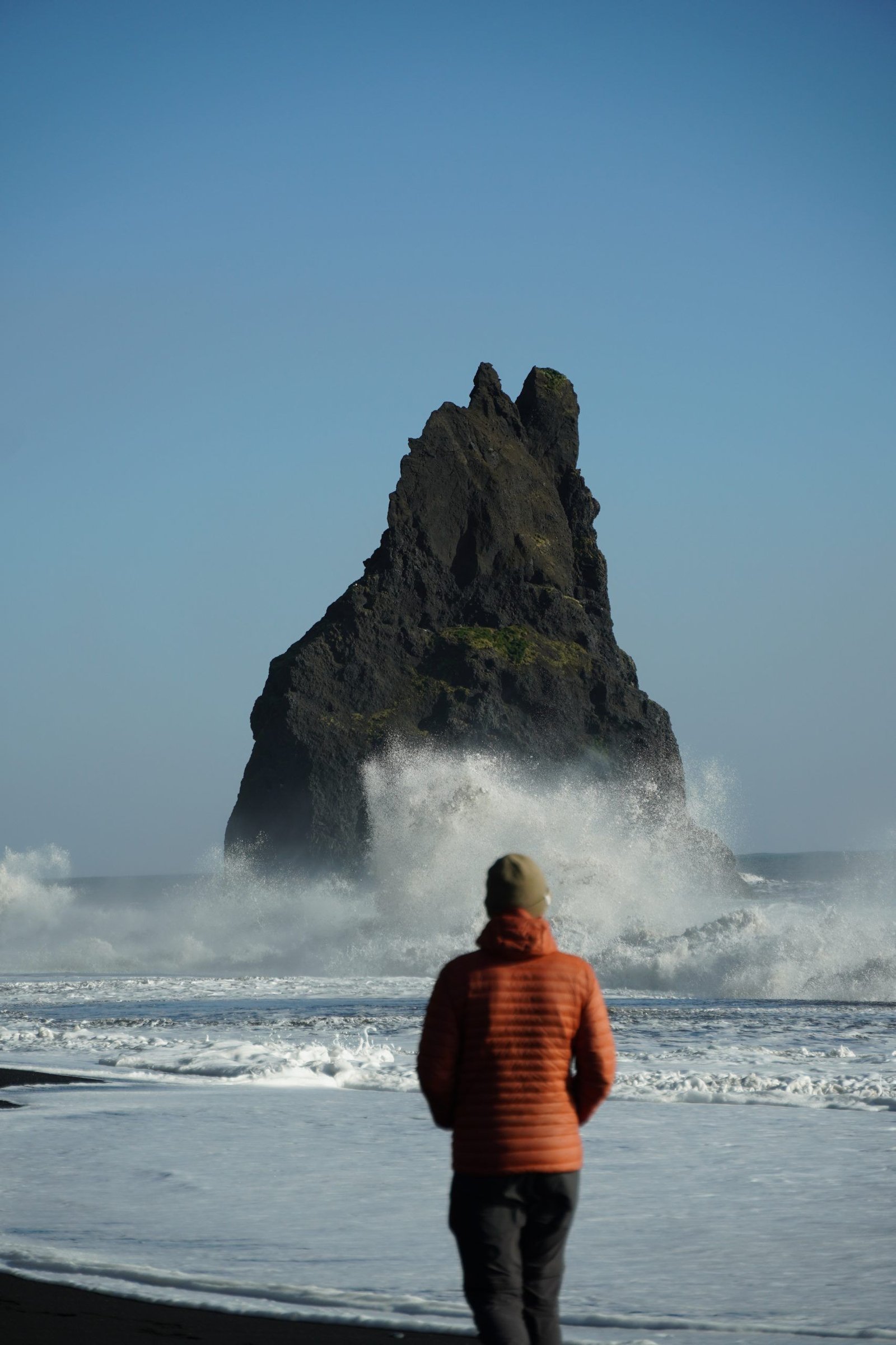 Rocas Reynisdrangar en la playa de arena negra que ver y hacer en el sur de Islandia
