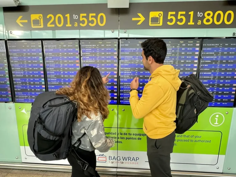 Alba y pau en el aeropuerto con la mochila de mochilero