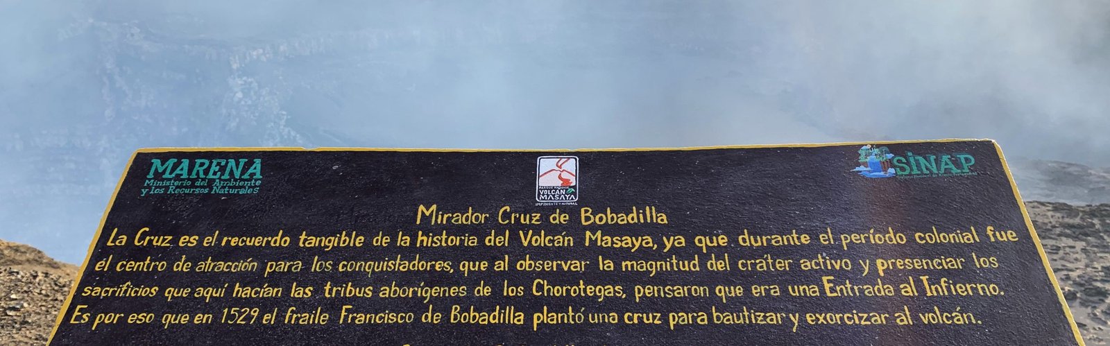historia-volcan-masaya-españoles cartel en el mirador Cruz de Bobadilla