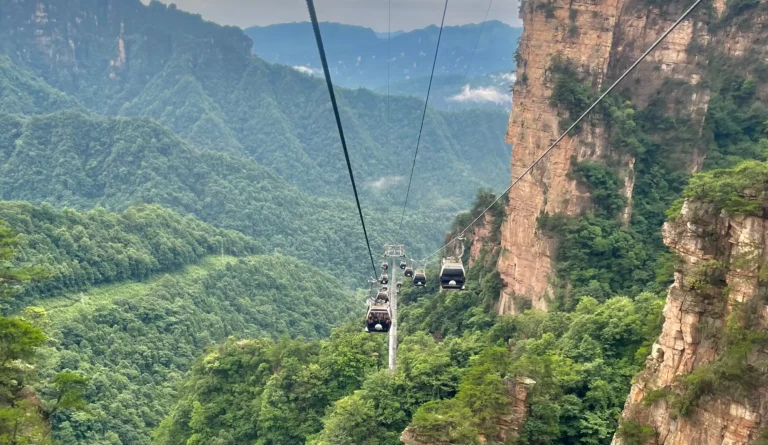 Zhangjiajie teleferico hacia las montañas de avatar