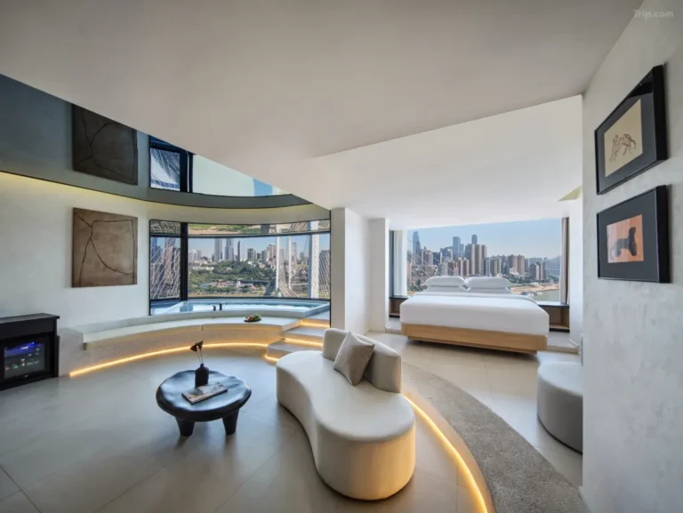 habitación de hotel con piscina en chongqing