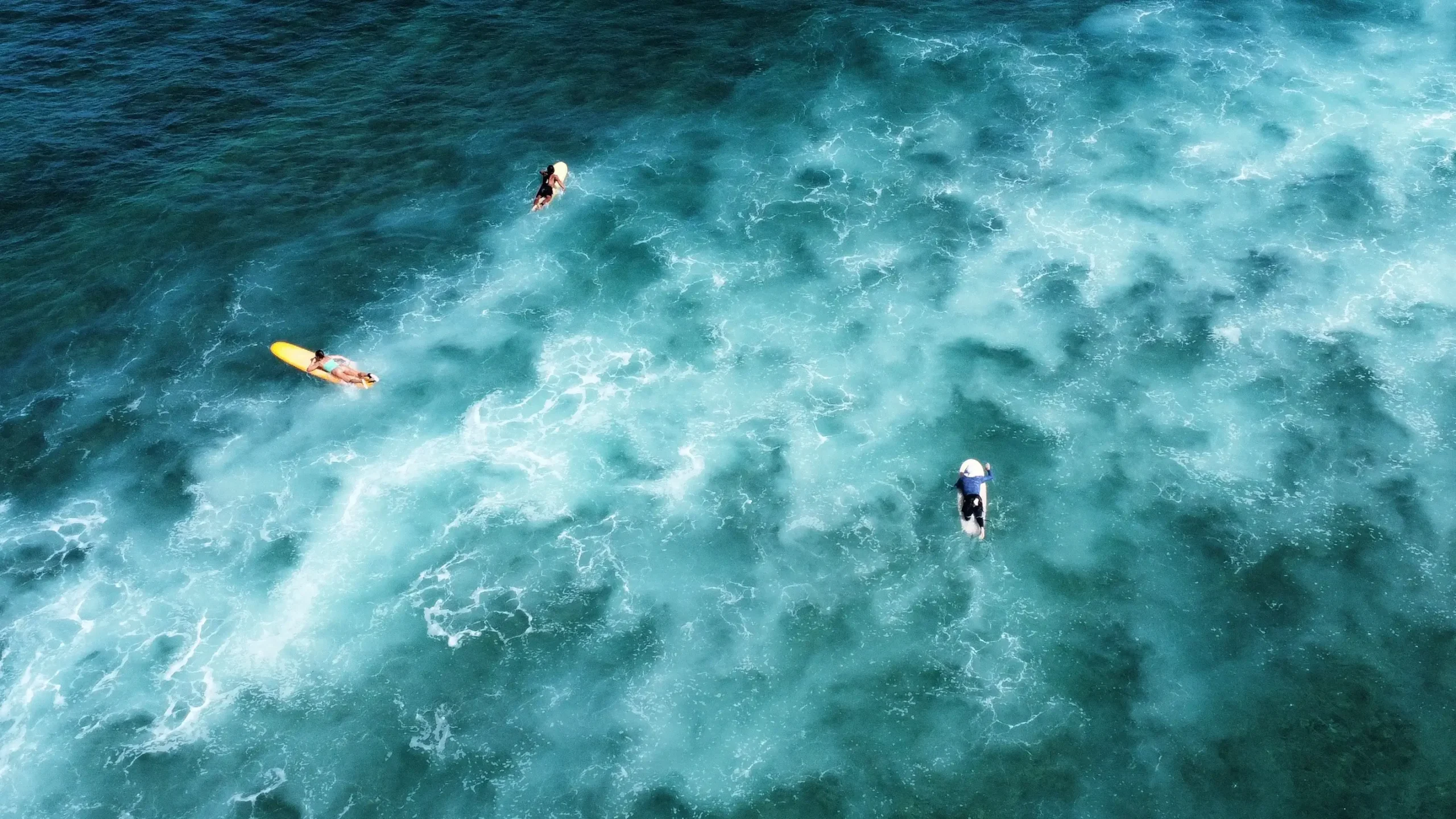 foto aerea surfistas