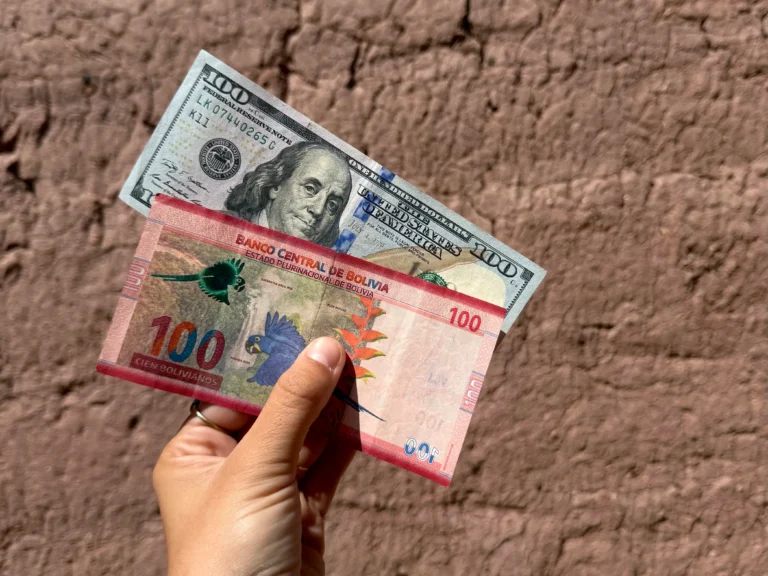viajar barato billete dolar y boliviano