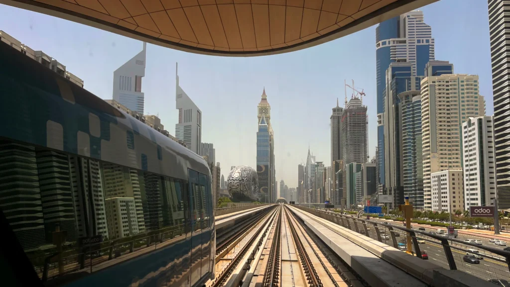 metro-dubai que ver en dubai en un dia