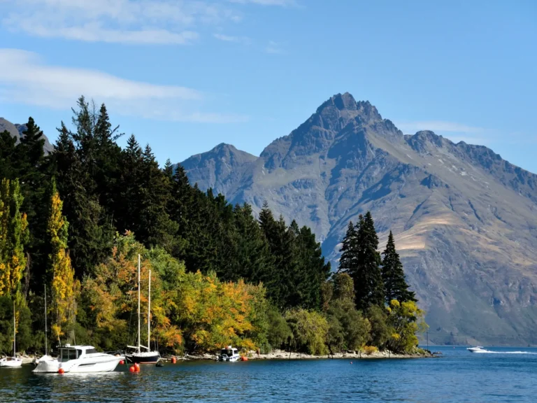Queenstown con las montañas de fondo y el lago Wakatipu