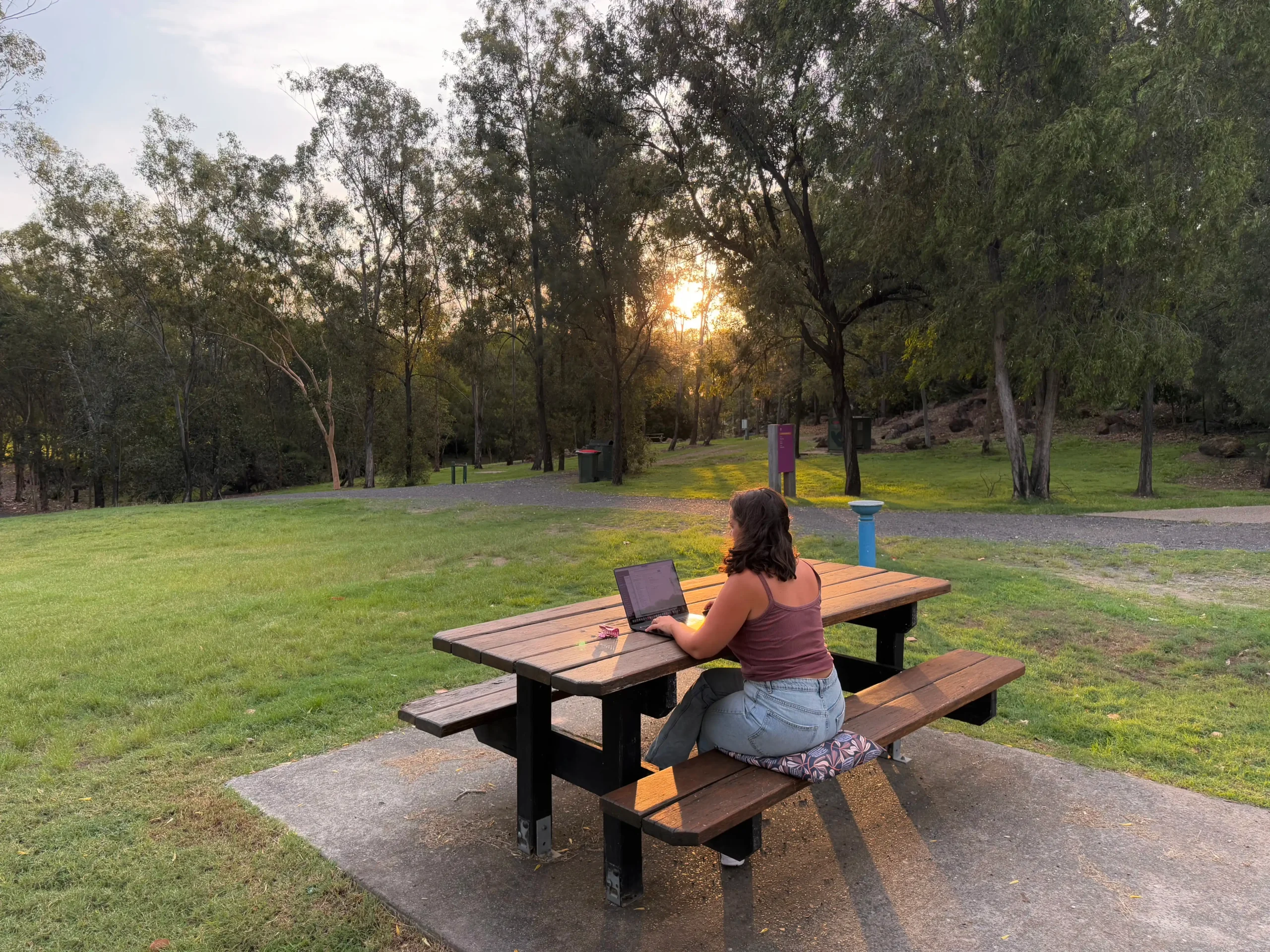 Alba trabajando en un parque