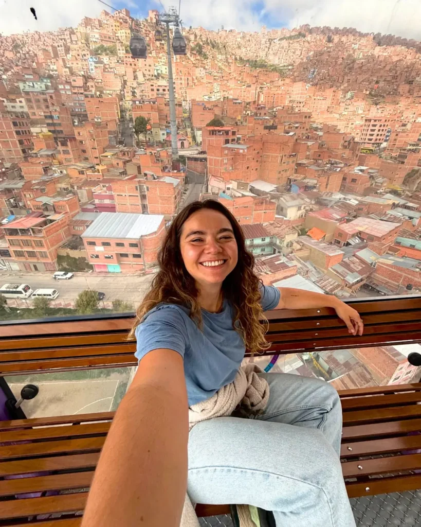 ruta-telefericos-la-paz alba en uno de los teleféricos de La Paz