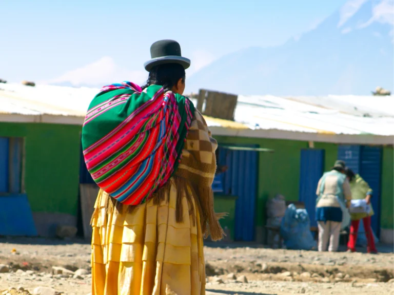 cholita con ropas tradicionales en Bolivia