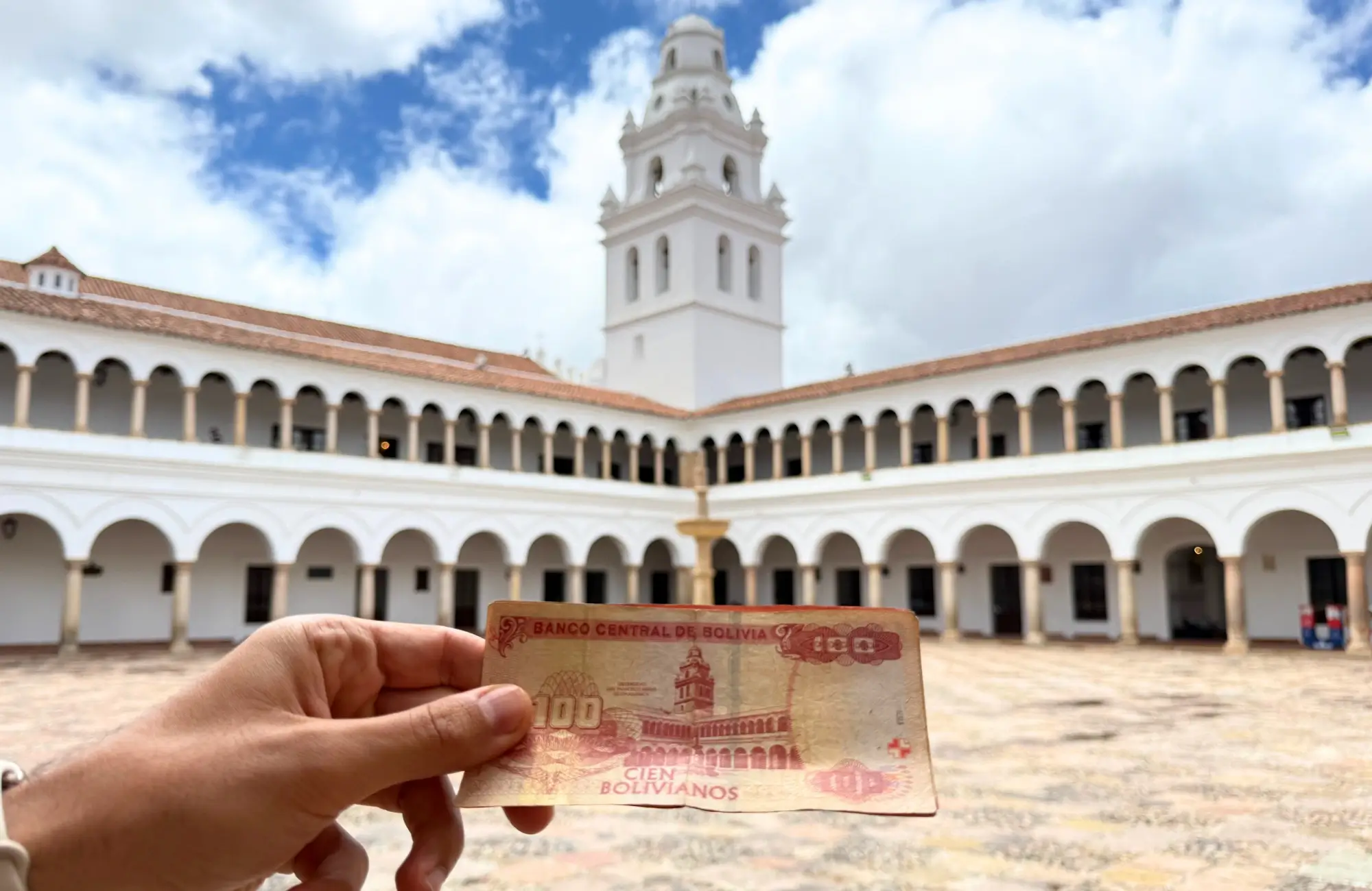 universidad-san-francisco-xiavier Universidad de San Francisco en Sucre con billete de 10 bolivianos