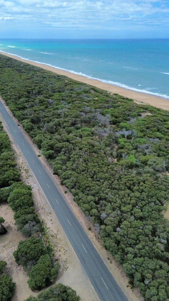 lake-entrance carretera que va paralela a Gippsland Lakes Coastal Park