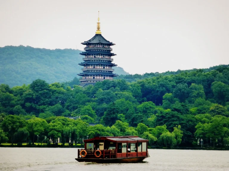 lago de Hangzhou con pagoda de fondo
