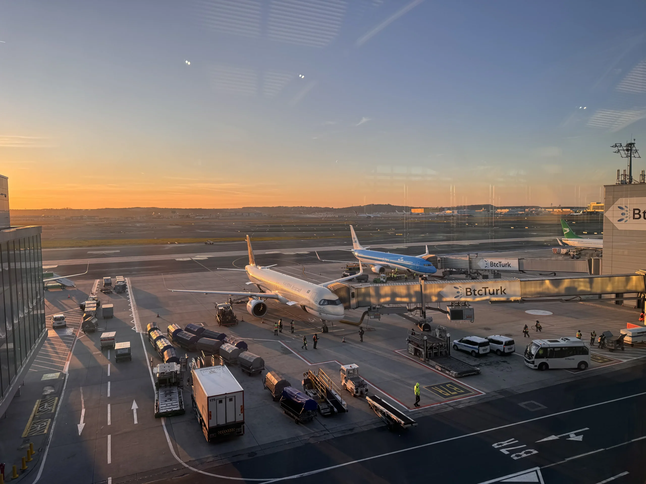 hacer-escala-en-turquia aviones en la pista de un aeropuerto
