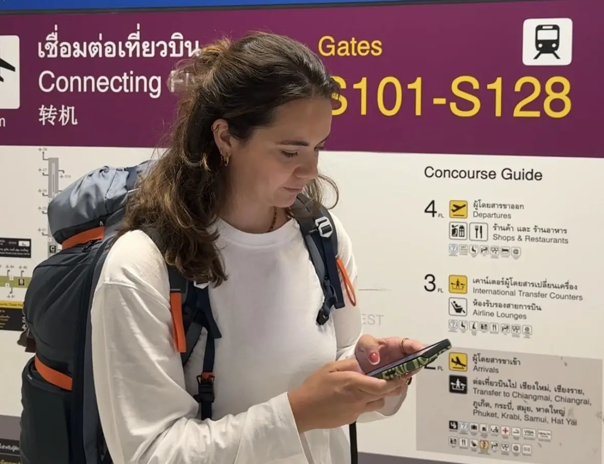 aeropuerto-tailandia-movil usando internet en el aeropuerto de Bangkok