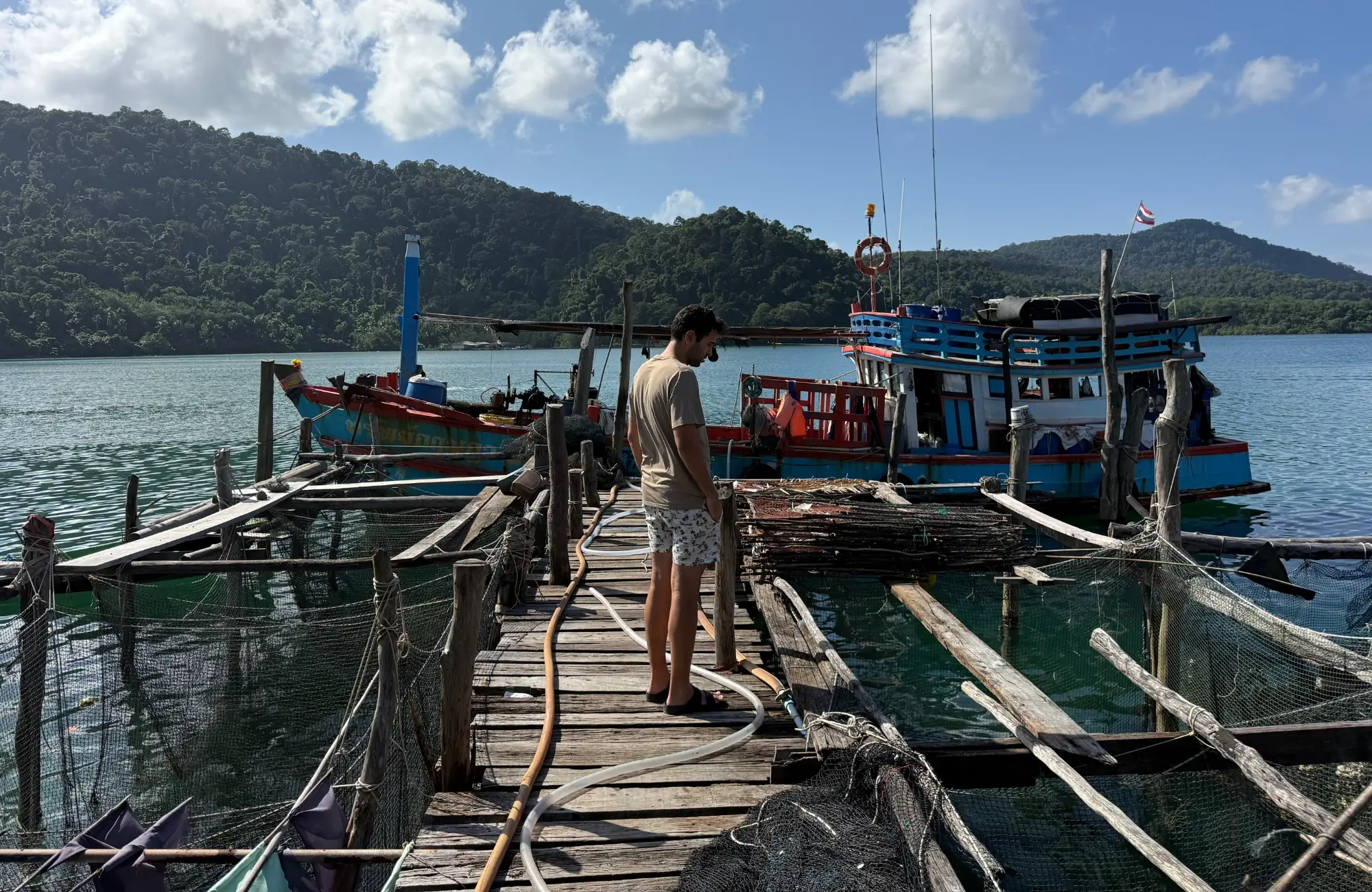 Ao-Yai, Viajero en la pasarela de madera del pueblo pesquero de Ao Yai, en Koh Kood