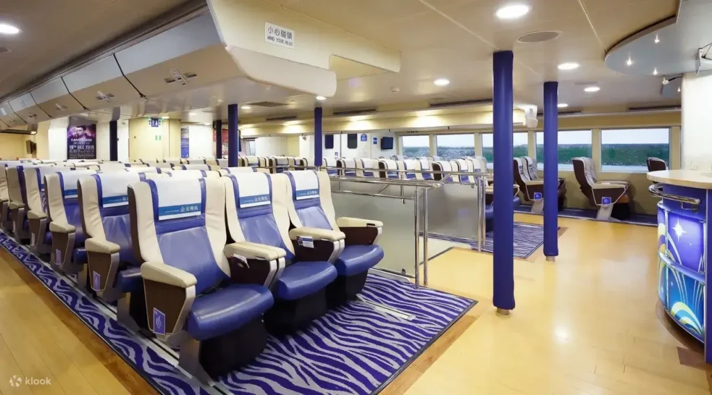 como-ir-hongkong-macao asientos en el interior del ferry para ir de Hong Kong a Macao