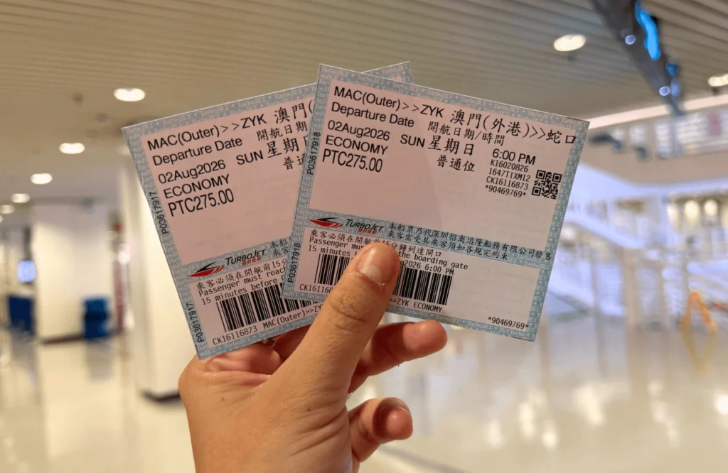 como-llegar-a-macao-billetes-ferry-turbojet Dos billetes de ferry TurboJet entre Macao y Shekou sujetos con la mano