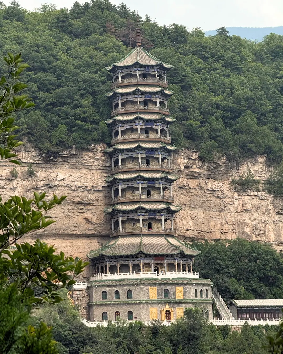 excursion-a-mianshan-desde-pingyao-pagoda-acantilado Pagoda de varios pisos de Mianshan apoyada contra el acantilado, rodeada de bosque