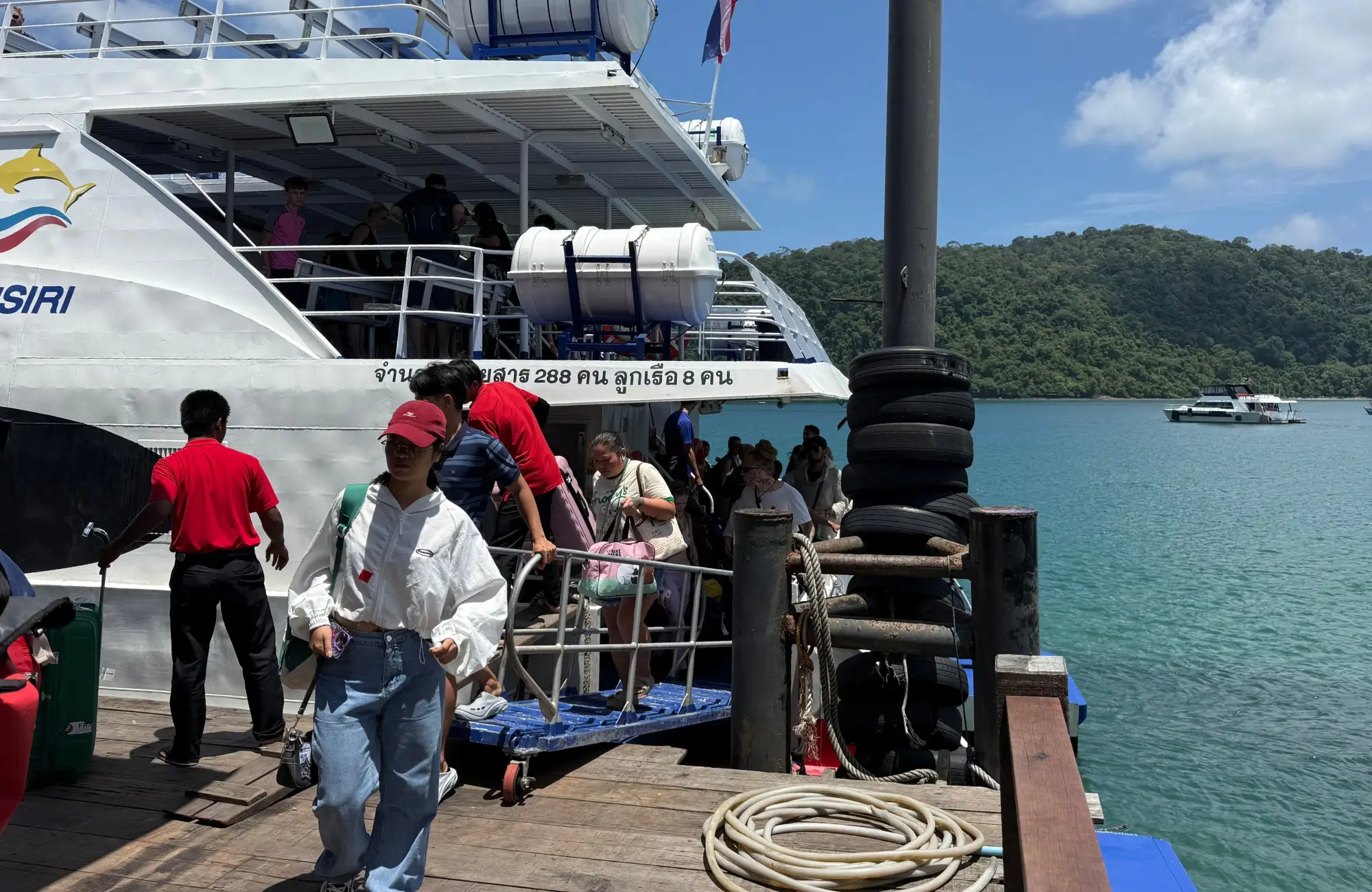 ferry-koh-kood Pasajeros desembarcando del ferry en el muelle de Koh Kood, Tailandia