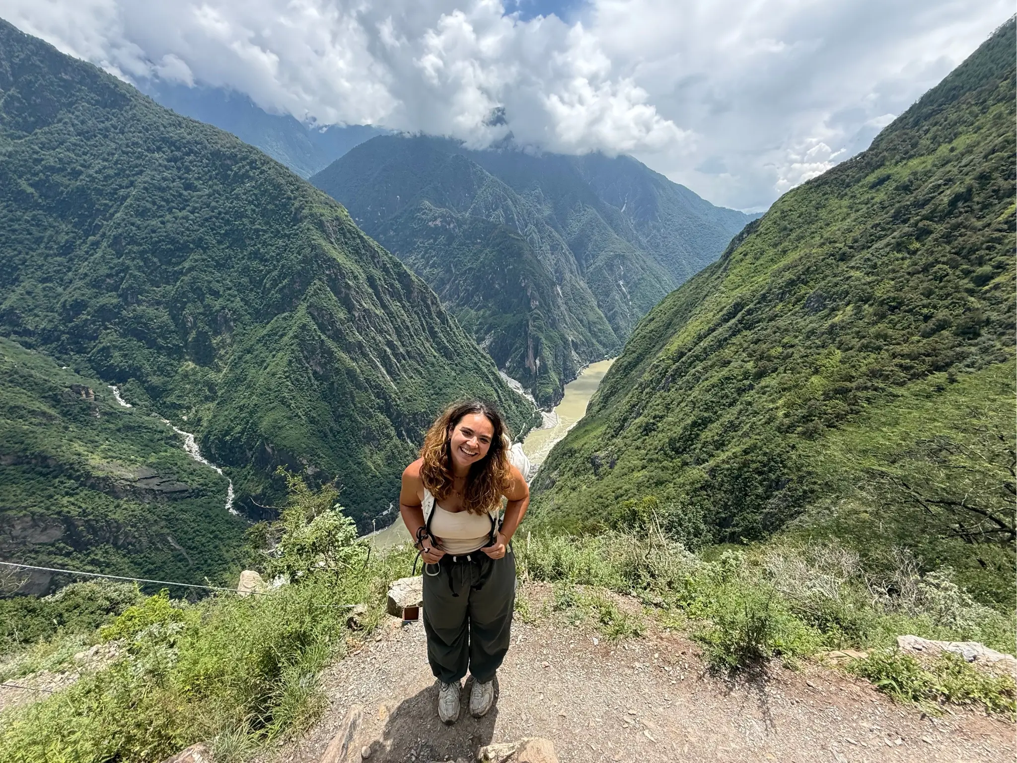 Viajera en el sendero de la Garganta del Salto del Tigre con el desfiladero y el río Yangtsé al fondo