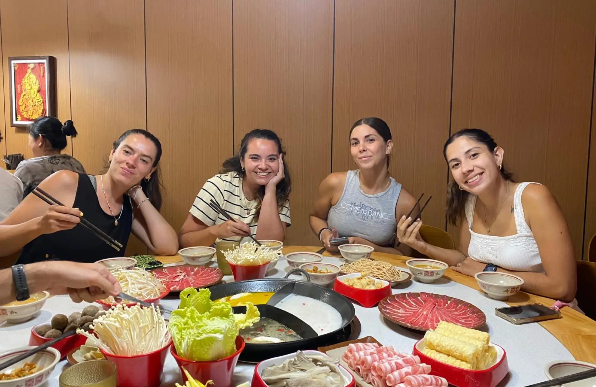 hot-pot-pingyao Alba y sus amigas comiendo hot pot en un restaurante de Pingyao