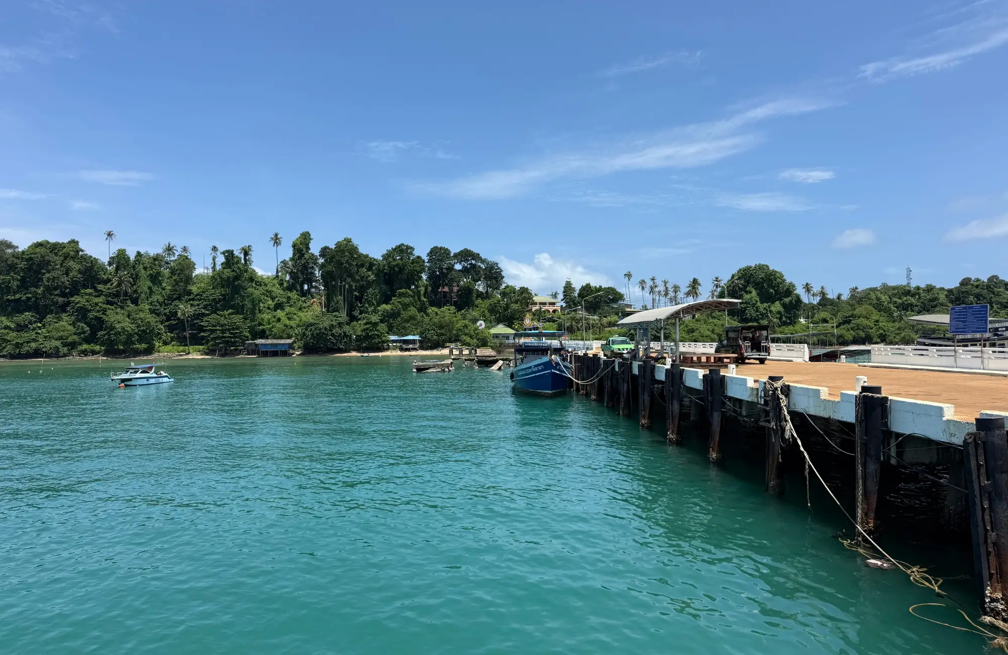 koh-mak-muelle-barcos-llegada-isla Muelle de Koh Mak con barcos amarrados y agua turquesa