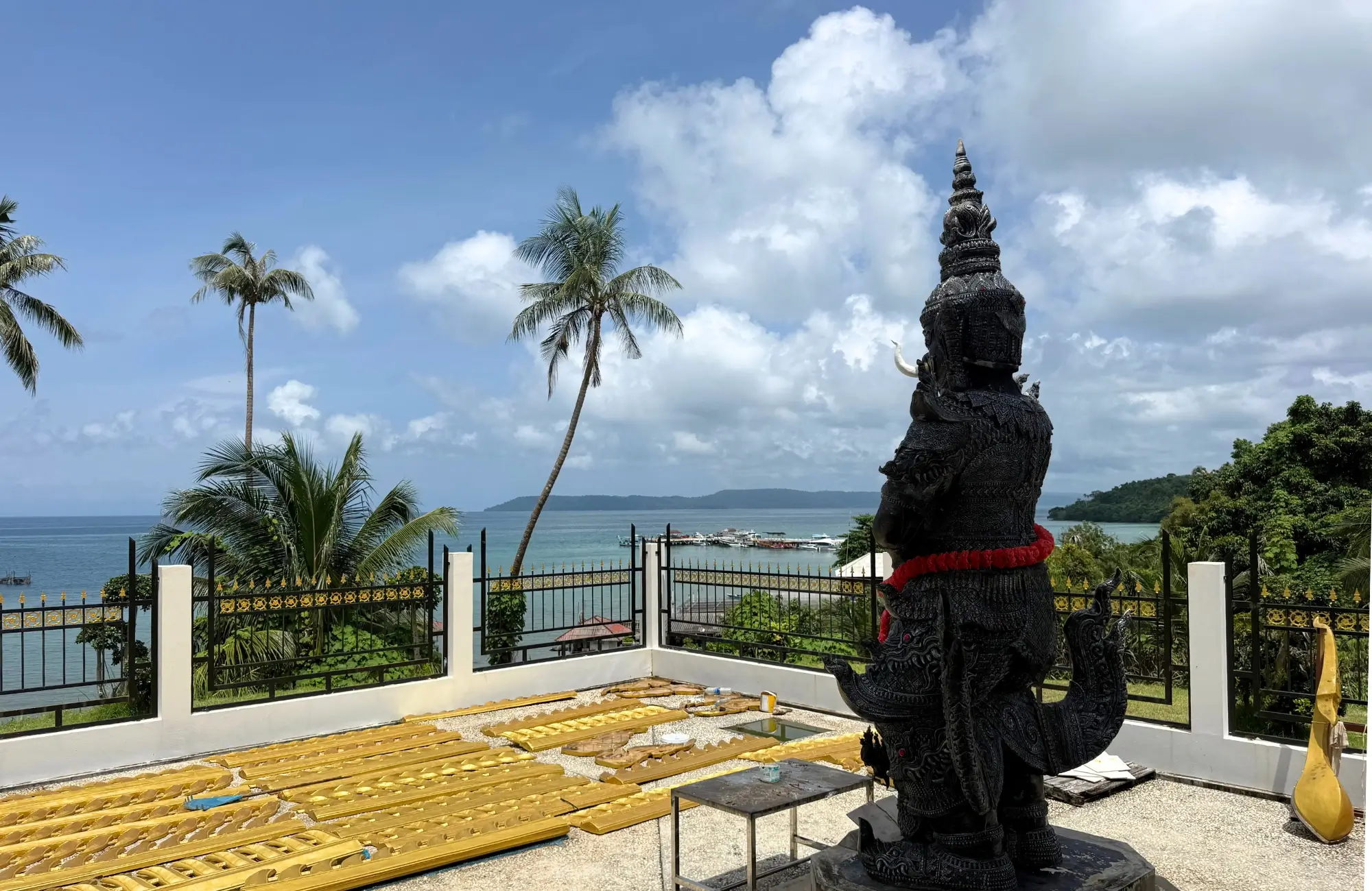 koh-mak-templos Estatua de un guardián en un templo de Koh Mak con vistas al mar
