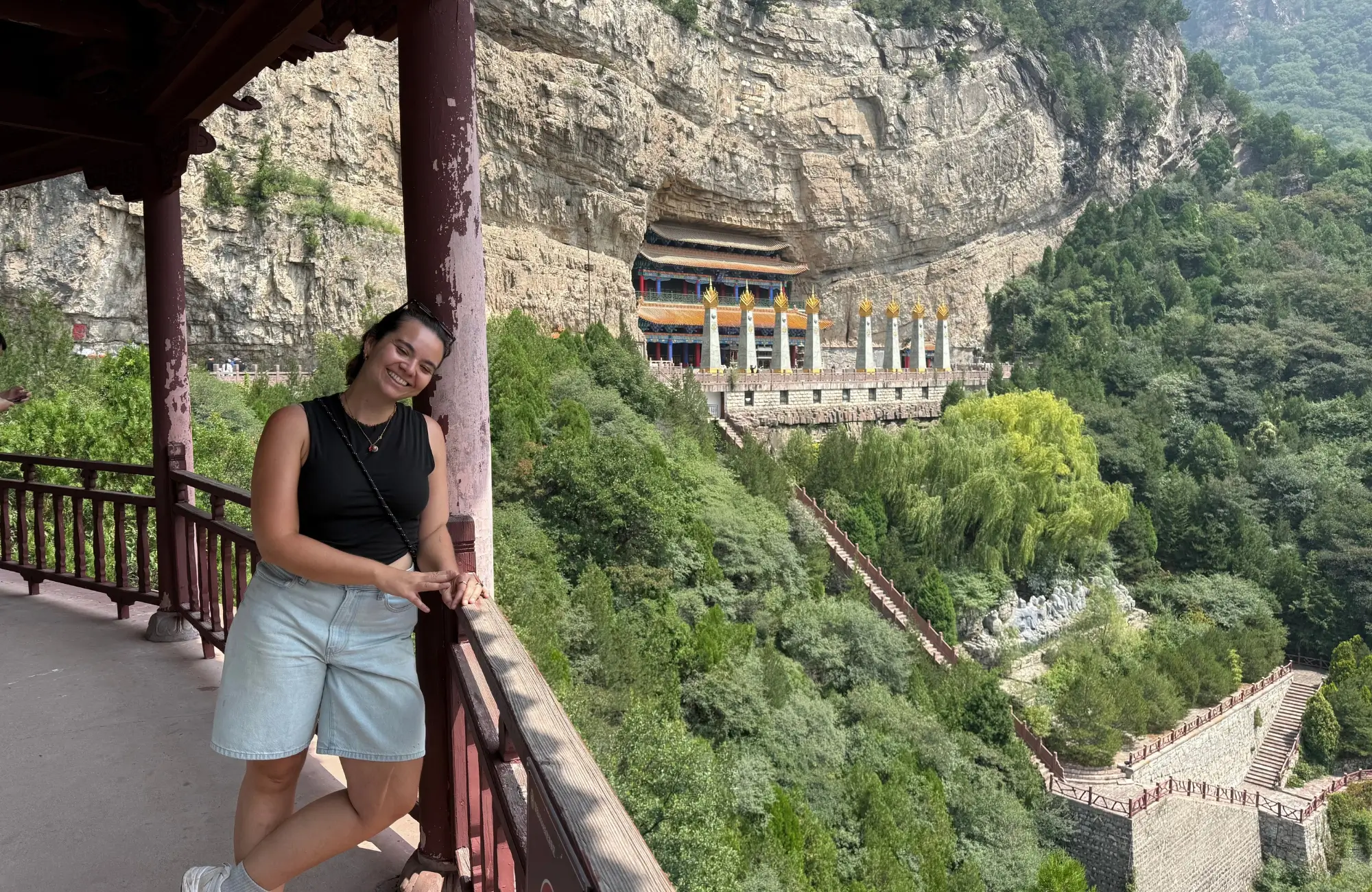 mianshan-mirador-sobre-los-templos-colgantes Alba en un mirador de madera de Mianshan con los templos colgantes al fondo