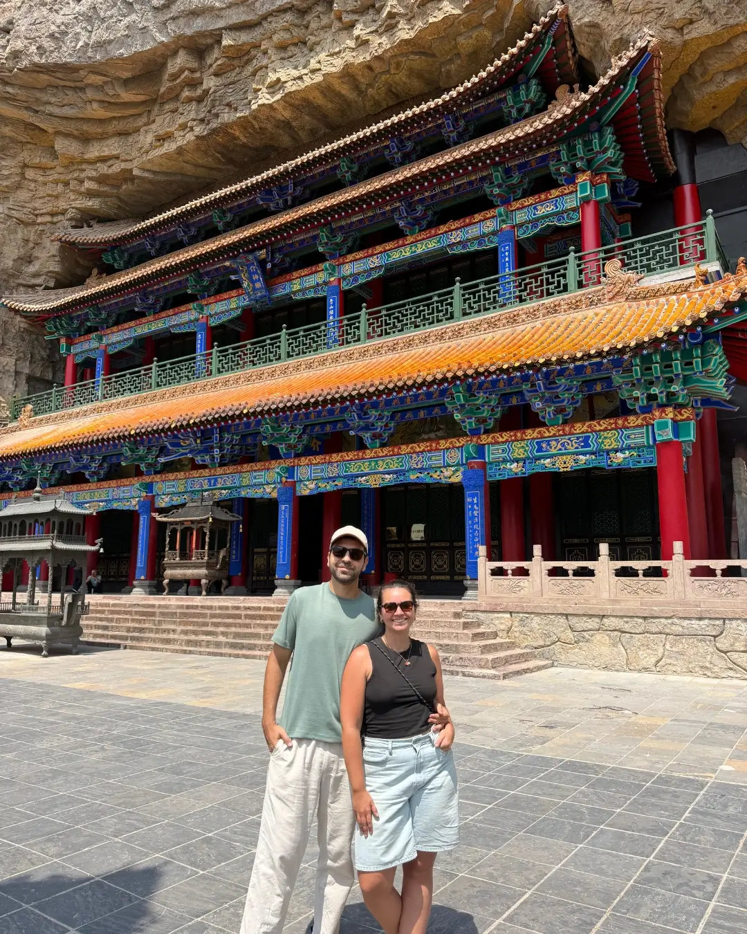 mianshan-templo Pau y Alba delante de un templo de Mianshan cubierto por un saliente de roca