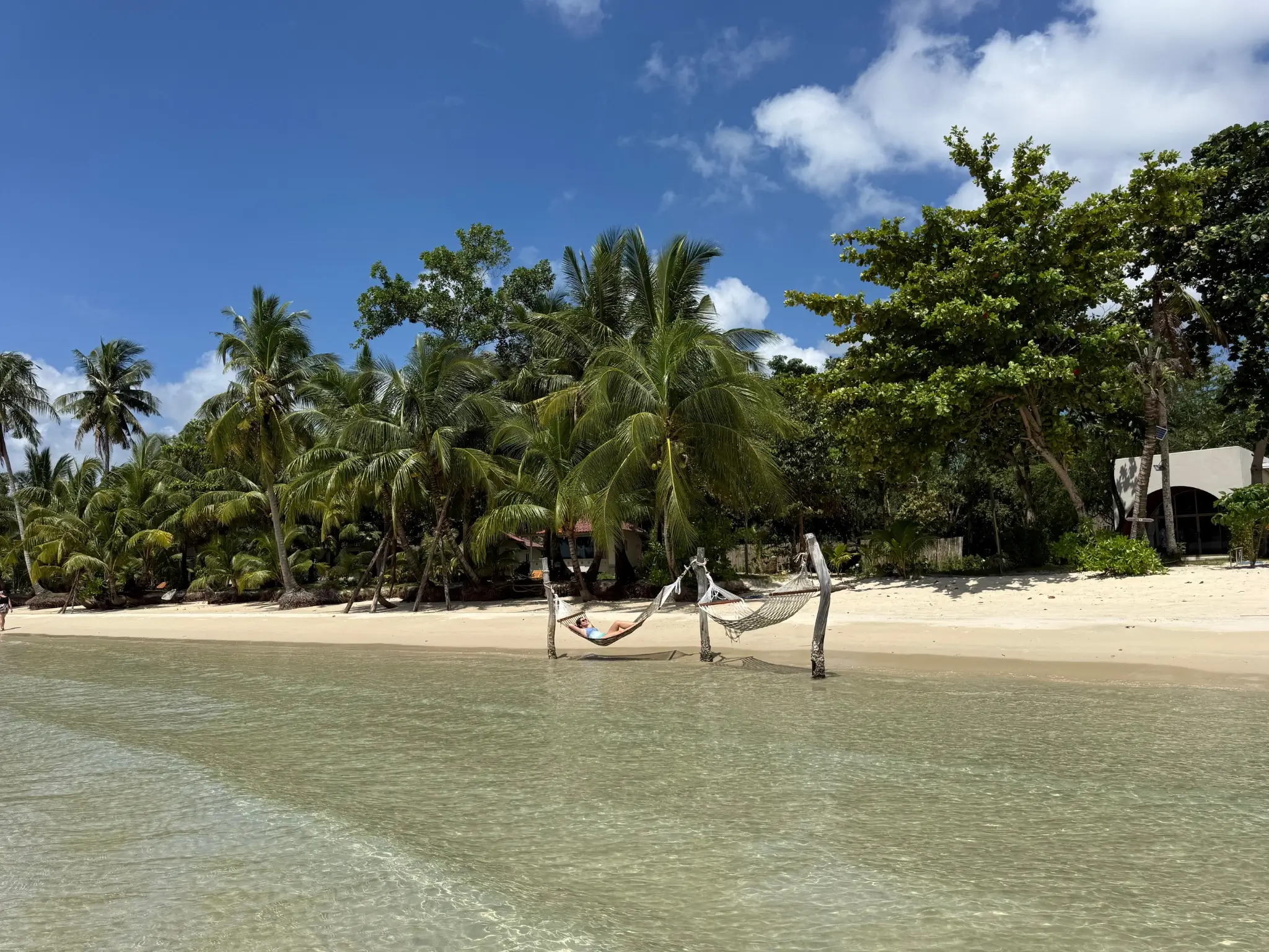 Hamacas sobre el agua en una playa de palmeras de Koh Kood, Tailandia