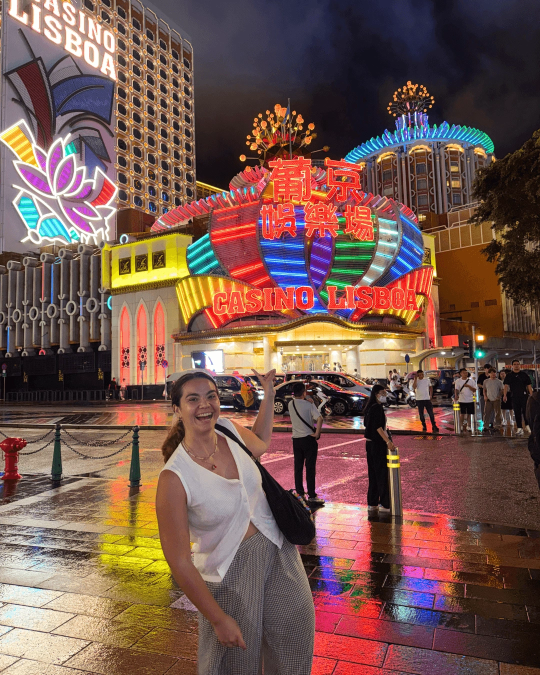 que-ver-en-macao-en-un-dia-casino-lisboa-de-noche Alba delante del Casino Lisboa de Macao iluminado con neones de noche