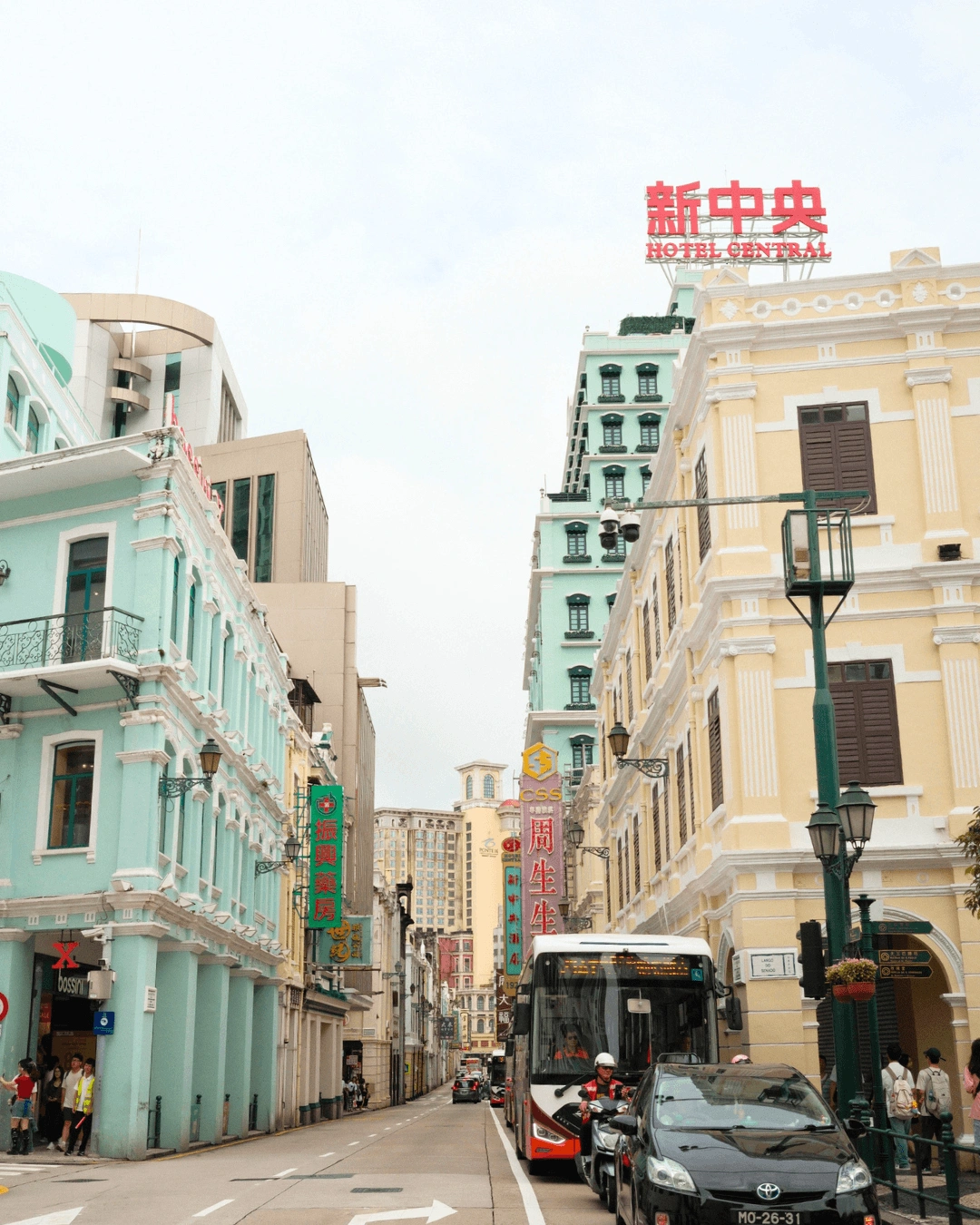 que-ver-en-macao-en-un-dia-portada-calles-coloniales Calle colonial de Macao con edificios pastel y el rótulo del Hotel Central