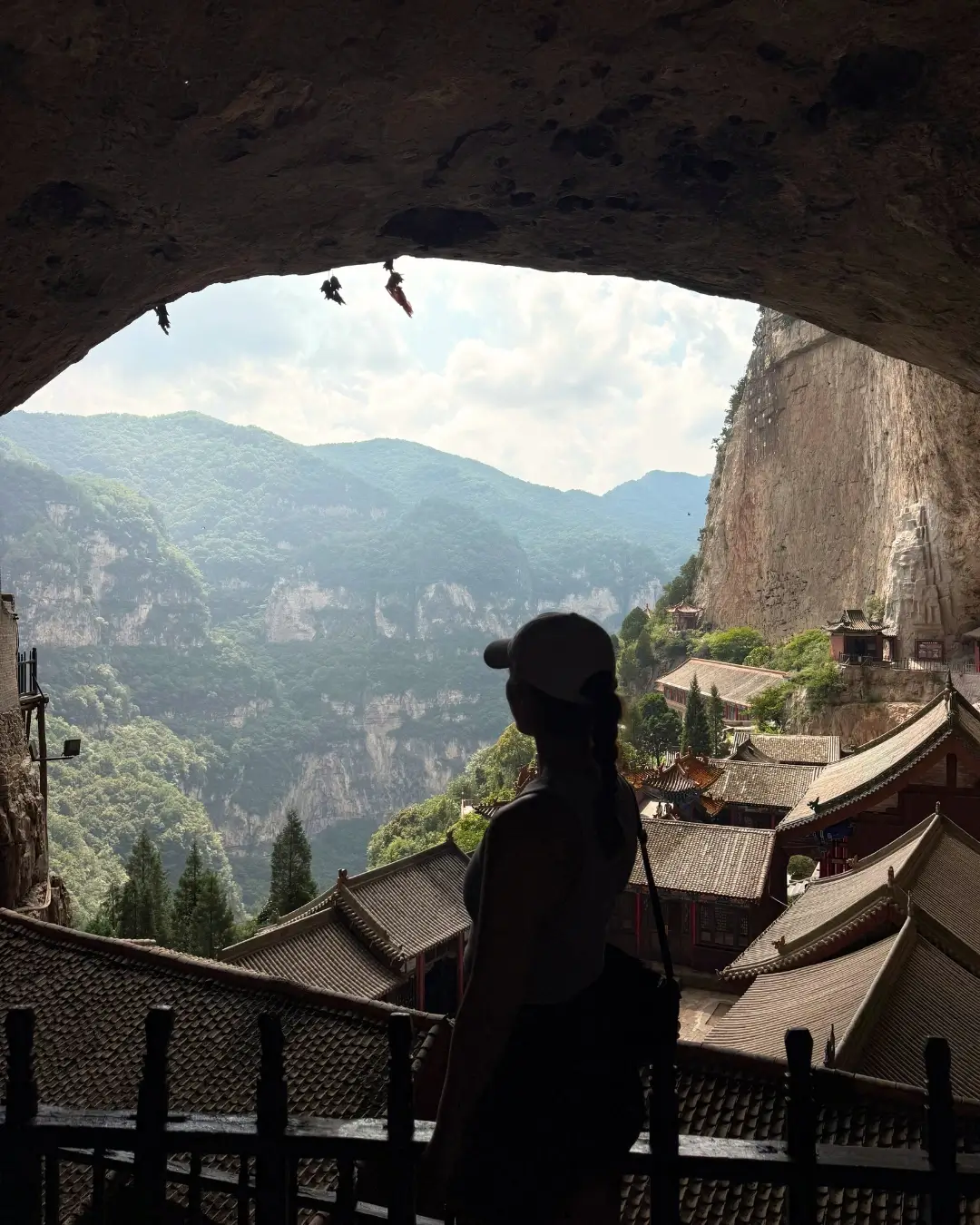 yunfeng-templo-mianshan Alba mirando los templos de Mianshan desde una cueva, con el cañón al fondo
